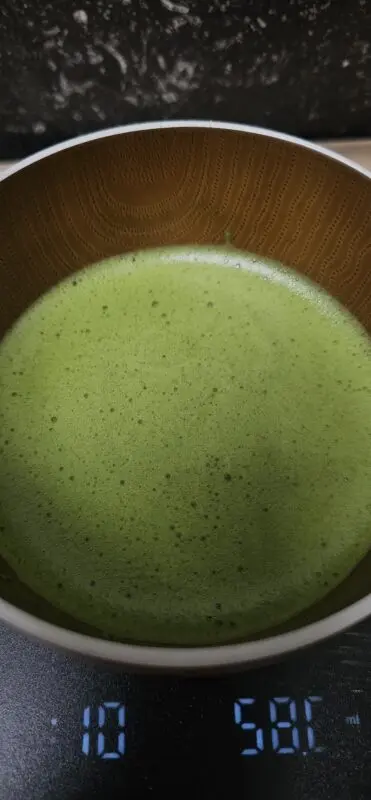 Milia Matcha Matcha Chocolat Blanc, la mousse obtenue au chasen