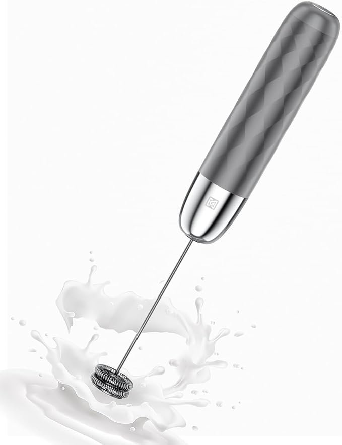 Une sélection de mousseur à lait électrique Amazon 2025 10 Mousseur à lait à main Maestri House, rechargeable en USB-C avec son support