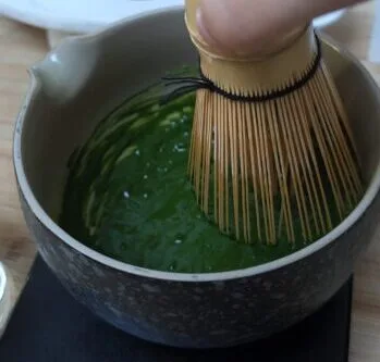 Bol de matcha parfaitement préparé avec mousse