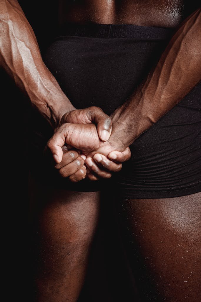 13 vertus du thé vert matcha 6 A muscular black man poses shirtless, showcasing strength and defined muscles.