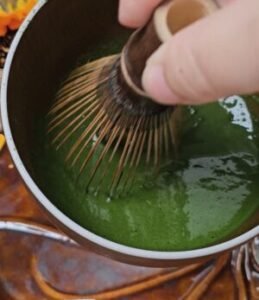 Recette Matcha Pumpkin Latte - parfait pour se réconforter en automne 5 préparation matcha