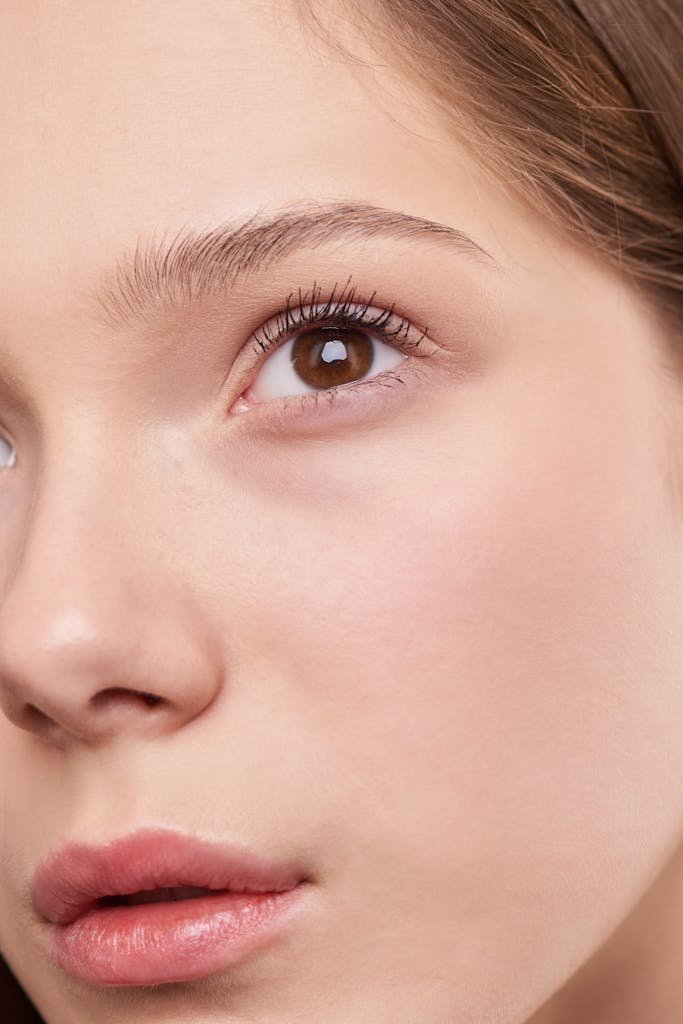 Thé matcha bienfaits cheveux : cela rend-il les cheveux plus longs? 6 Close-up portrait capturing the natural beauty and smooth skin of a young woman.