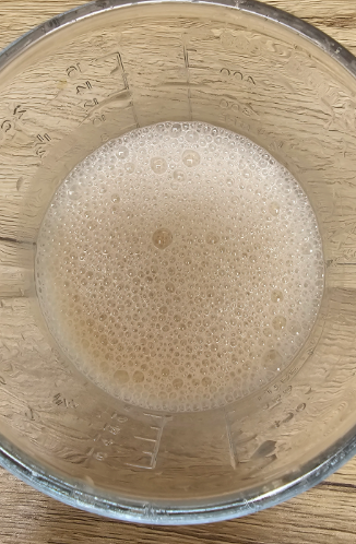 La même mousse trente secondes plus tard, retombée en grosses bulles