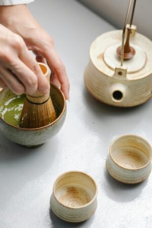 Cérémonie matcha traditionnelle japonaise avec bol Chawan en céramique et fouet Chasen bambou