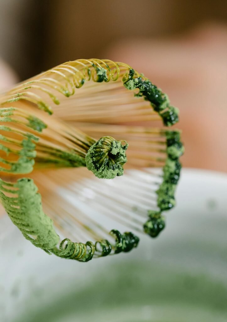 Fouet à matcha (chasen) : guide pour choisir, utiliser et en prendre soin (2026) 7 Detailed shot of a bamboo whisk used for preparing green matcha tea. Ideal for tea enthusiasts.