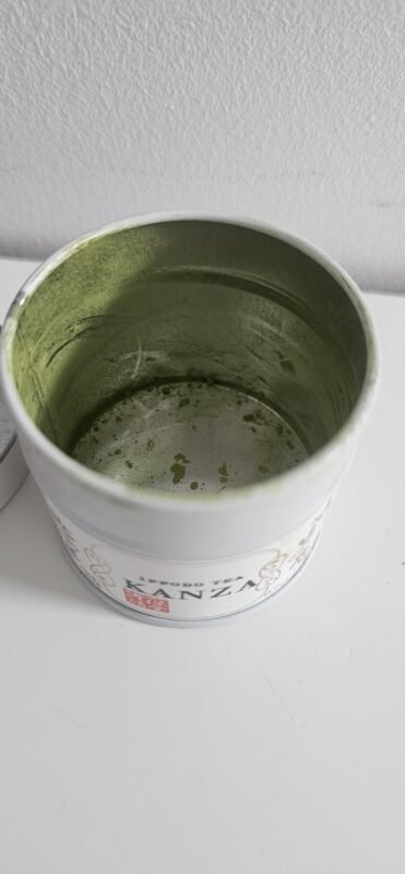 Test du matcha Kanza Ippodo Tea (produit terminé) 3 Contenant métal du matcha Ippodo Tea Kanza