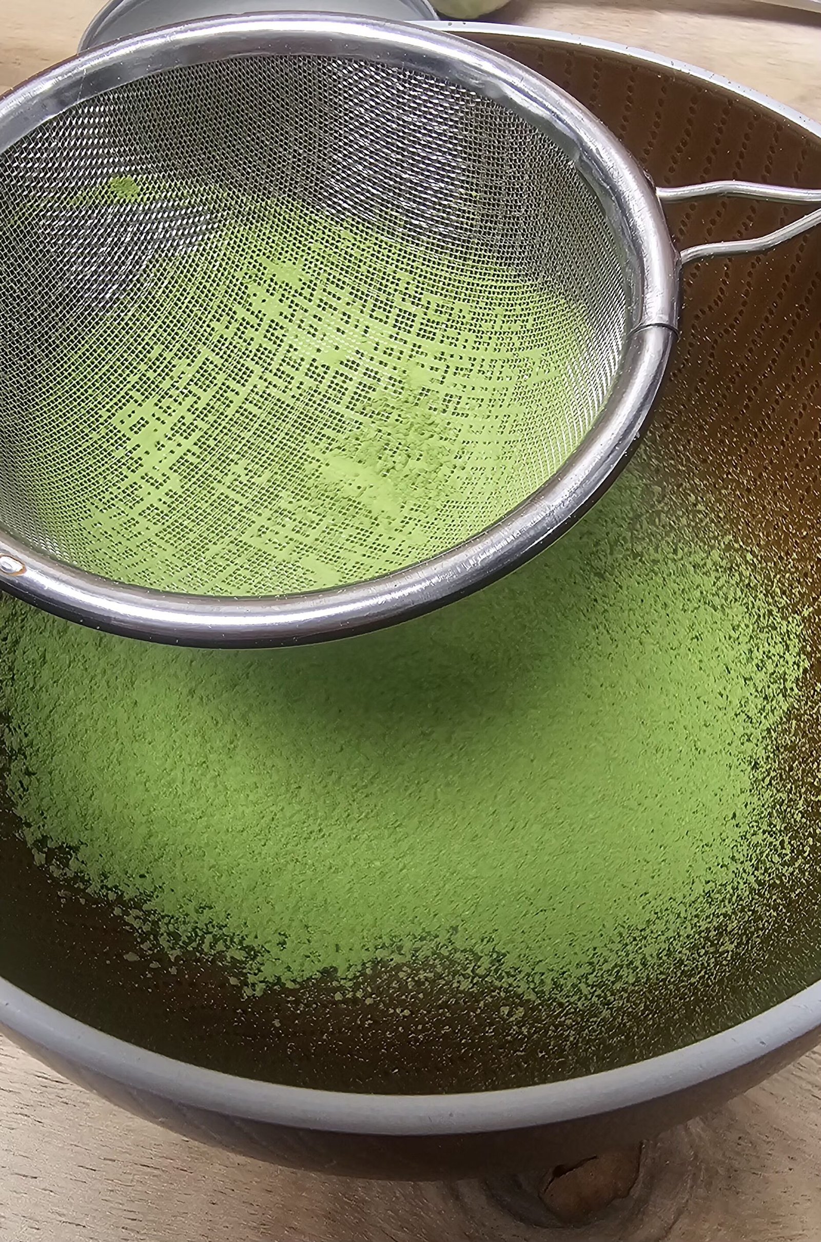 Lilie prépare un bol de matcha au chasen pendant un test