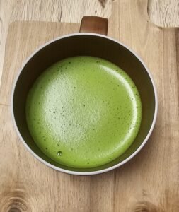 bol de thé matcha velouté et lumineux