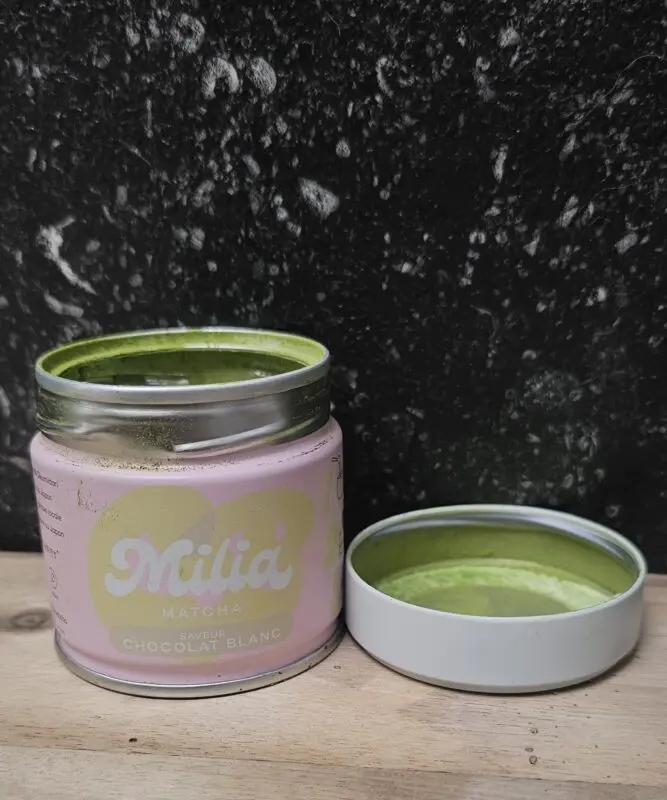 Milia Matcha Matcha Chocolat Blanc, le contenant à l’ouverture