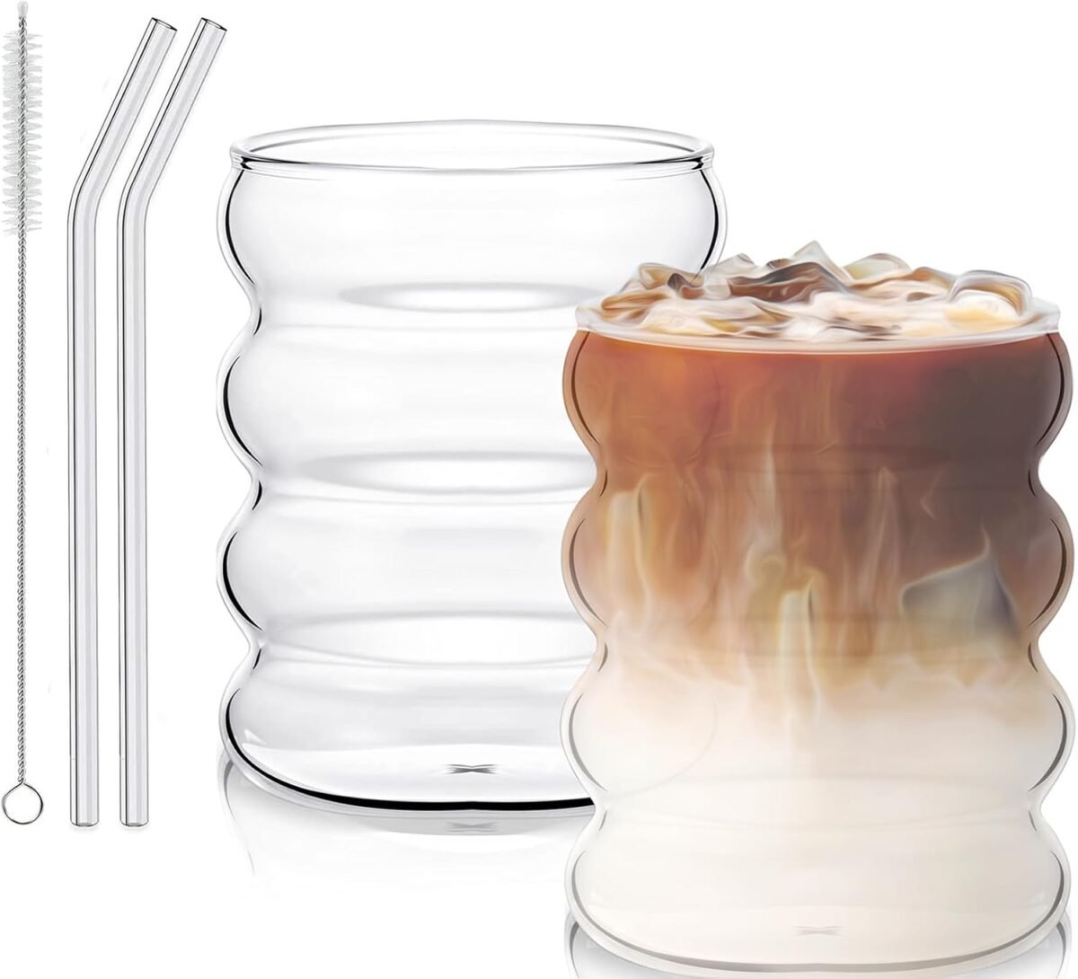 Verre cannelé Gebrazy 300 ml avec paille en verre côtelée et matcha latte glacé