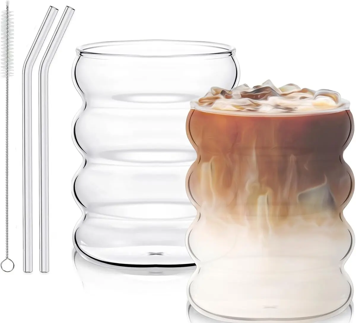 Verre cannelé Gebrazy 300 ml avec paille en verre côtelée et matcha latte glacé