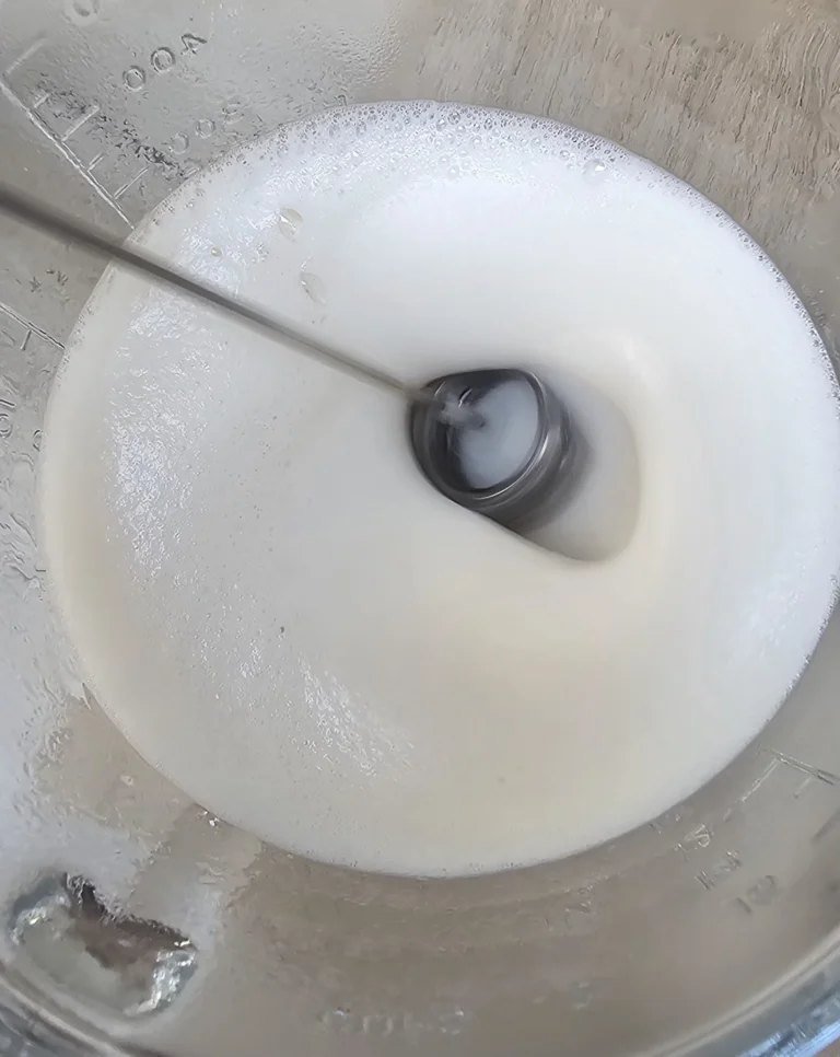Tourbillon formé dans un bol de lait pendant le moussage au fouet électrique