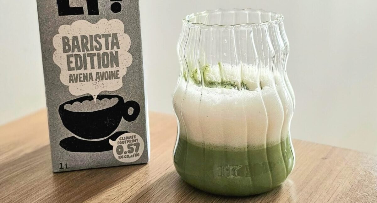 Matcha latte préparé avec du lait Oatly Barista