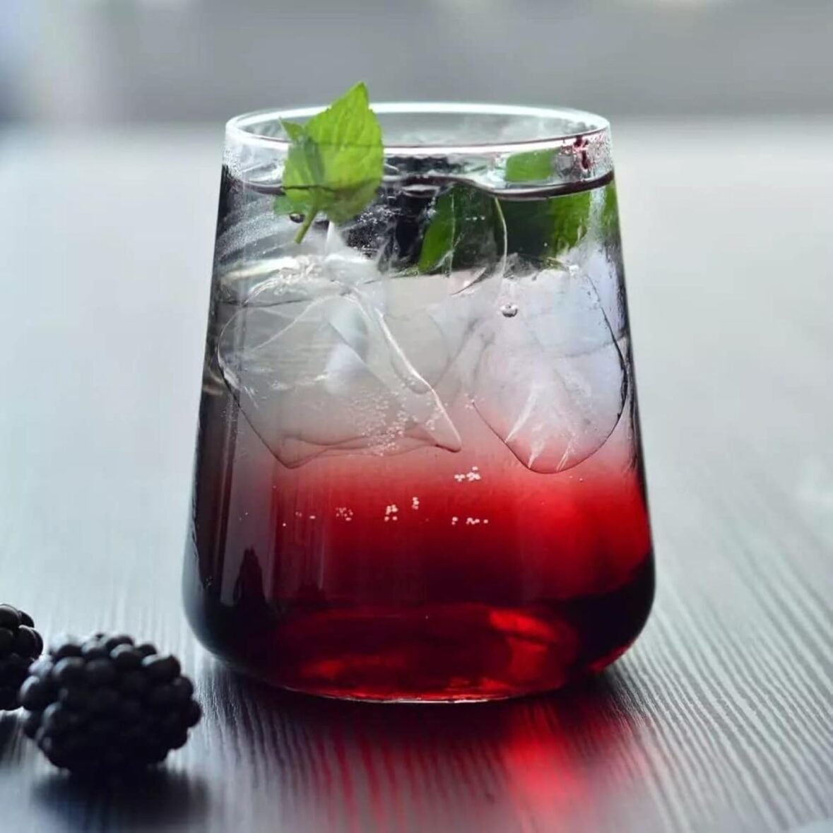 Verre Krosno Avant-Garde 430 ml rempli d'un matcha latte avec coulis de fruits rouges au fond