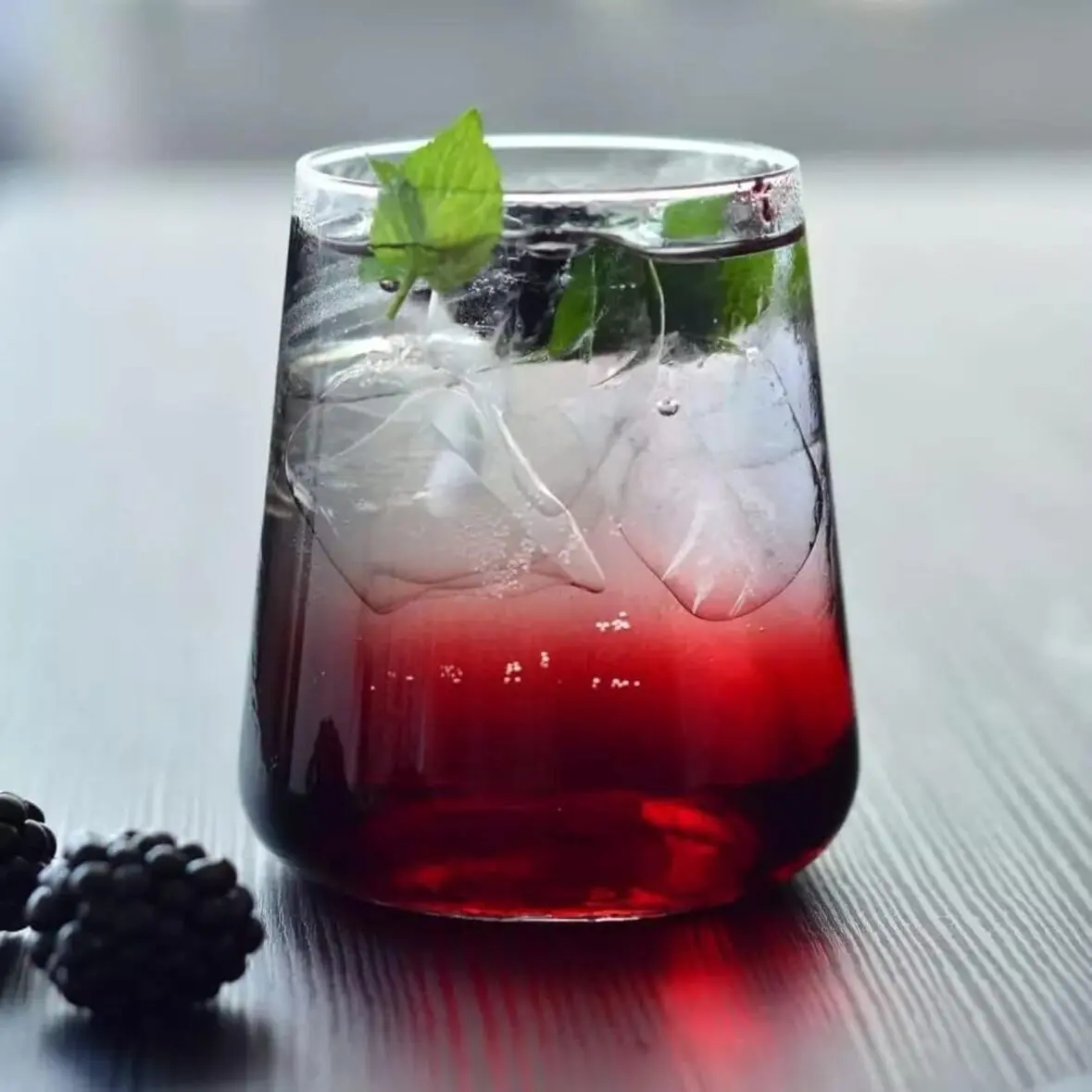 Verre Krosno Avant-Garde 430 ml rempli d'un matcha latte avec coulis de fruits rouges au fond