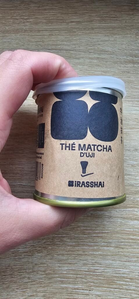 iRASSHAi Thé matcha d'Uji - Yamamasa Koyamaen pour iRASSHAi, le contenant à l’ouverture
