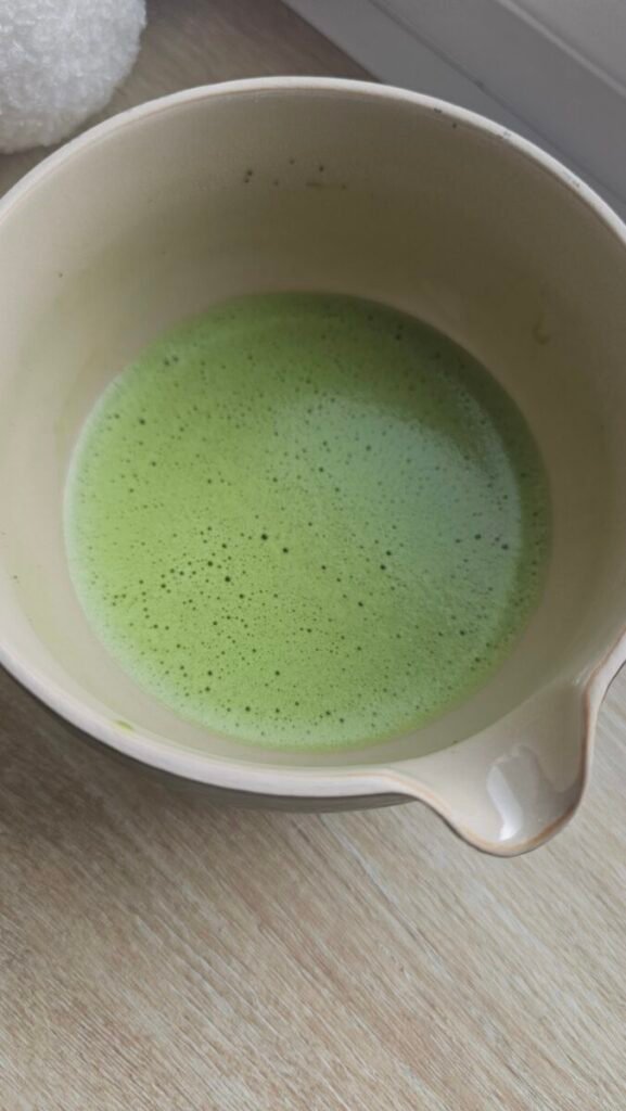 iRASSHAi Thé matcha d'Uji - Yamamasa Koyamaen pour iRASSHAi, la mousse obtenue au chasen