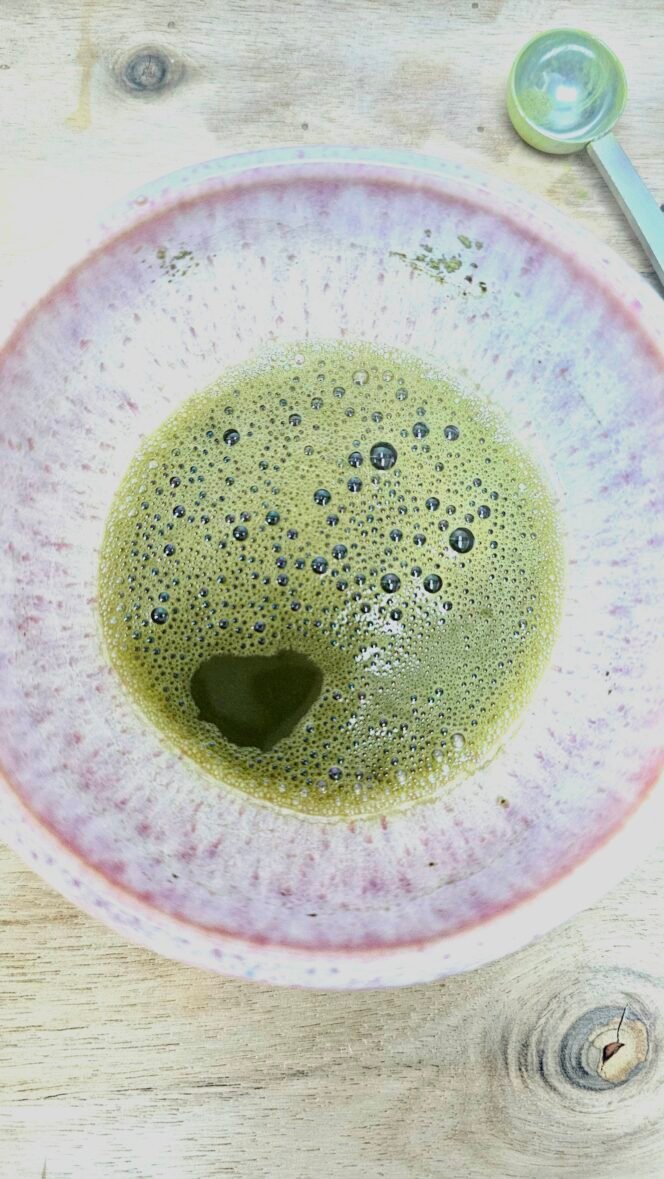 Le Matcha Mushrooms une fois fouetté à l'eau